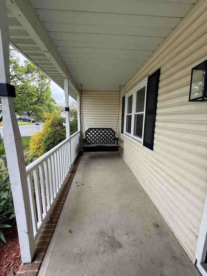 1221 Windward Ave - Photo 3 of 18