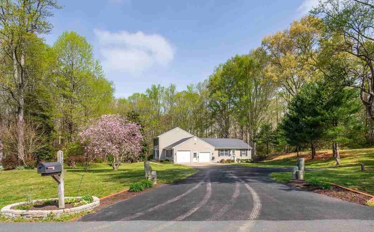 2725 Vivians Way - Photo 2 of 10