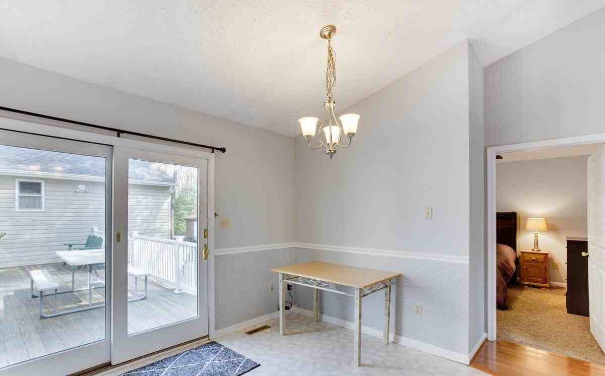 2725 Vivians Way - Photo 6 of 10