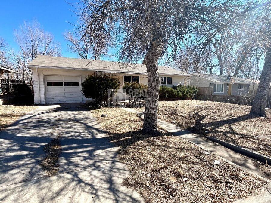 609 Manitoba Dr - Photo 2 of 15