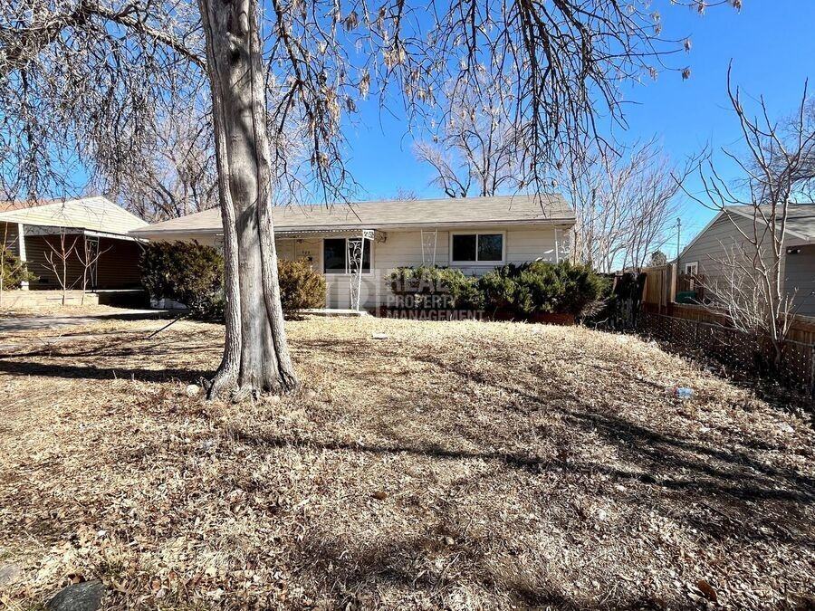609 Manitoba Dr - Photo 3 of 15