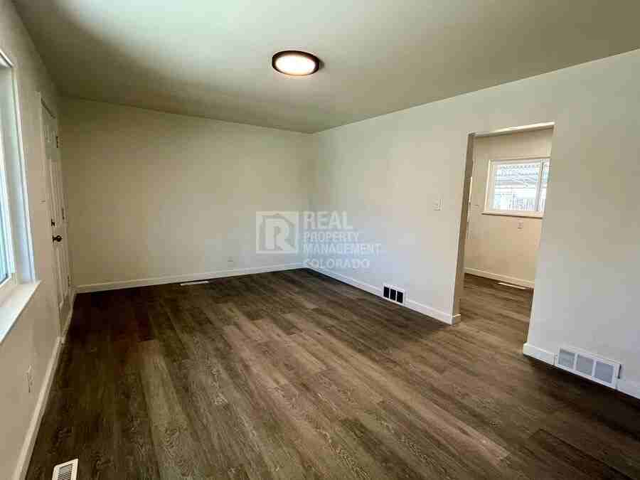 609 Manitoba Dr - Photo 5 of 15