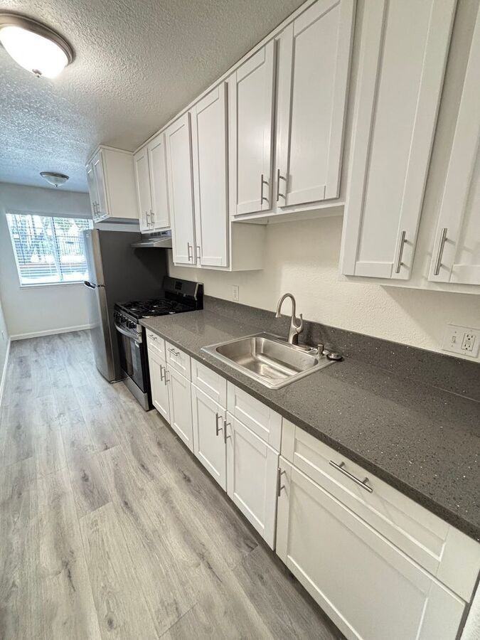 2227 Bonar St #D - Photo 3 of 21
