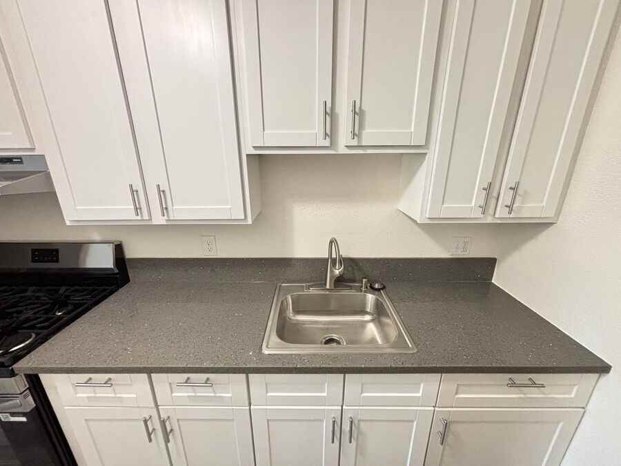 2227 Bonar St #D - Photo 4 of 21