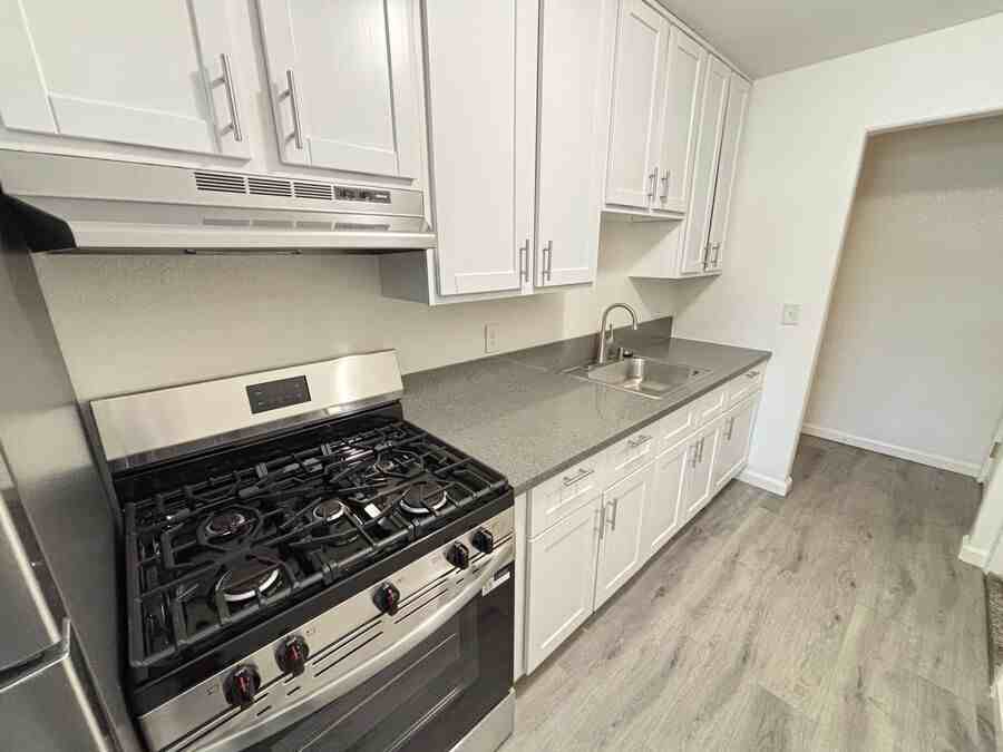 2227 Bonar St #D - Photo 5 of 21