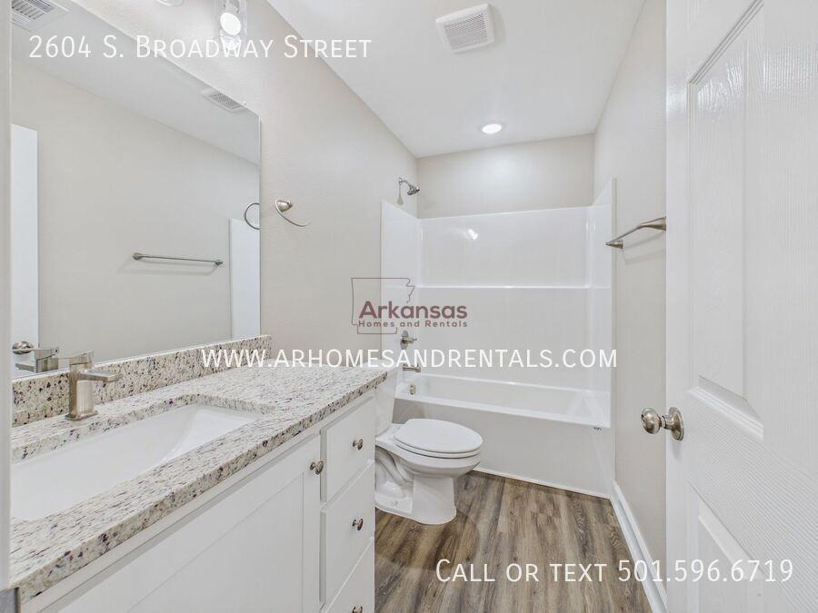 2604 Broadway St - Photo 5 of 15