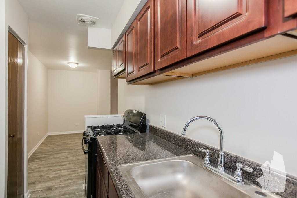 1040 W Hollywood Ave #204 - Photo 5 of 12