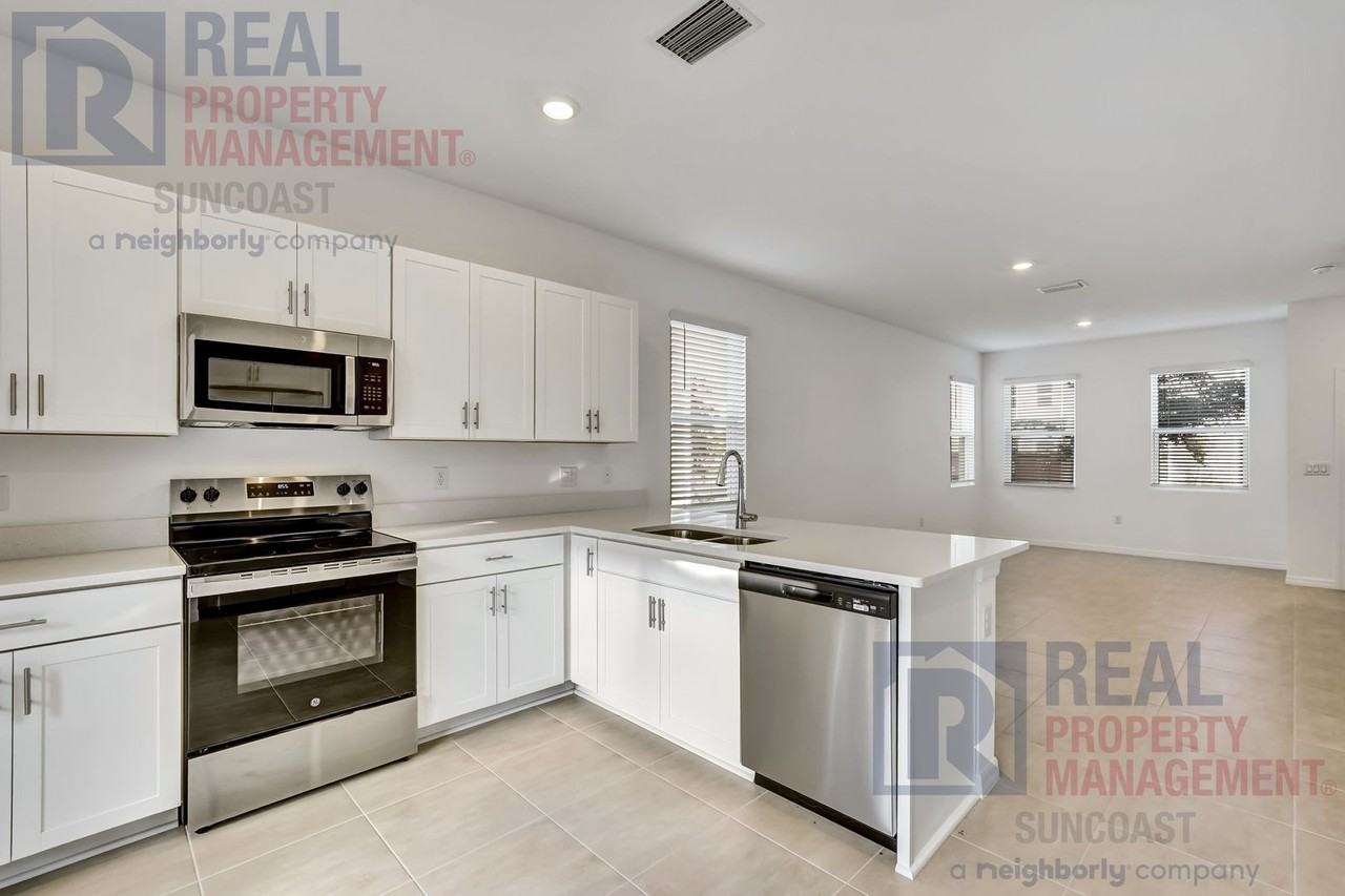 8700 Daybreak St - Photo 5 of 27