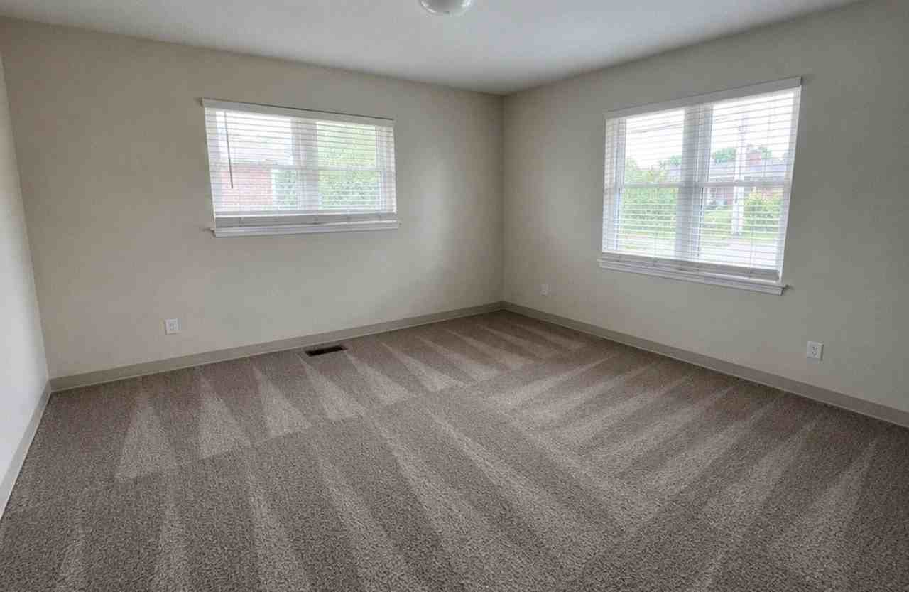 504 Mossoak Drive - Photo 4 of 9
