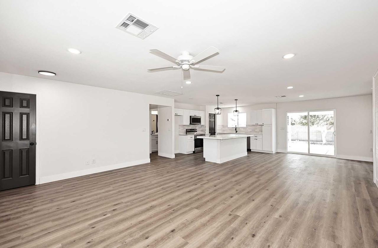 10537 W La Jolla Dr - Photo 5 of 48