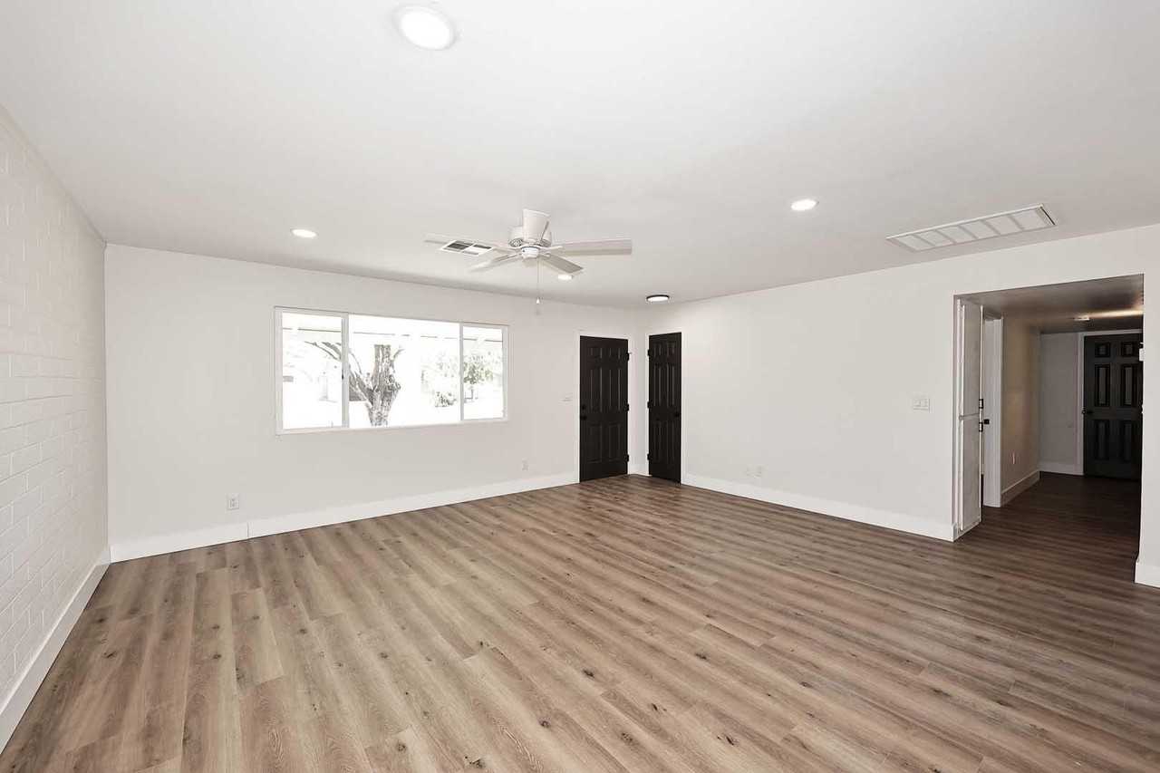 10537 W La Jolla Dr - Photo 7 of 48