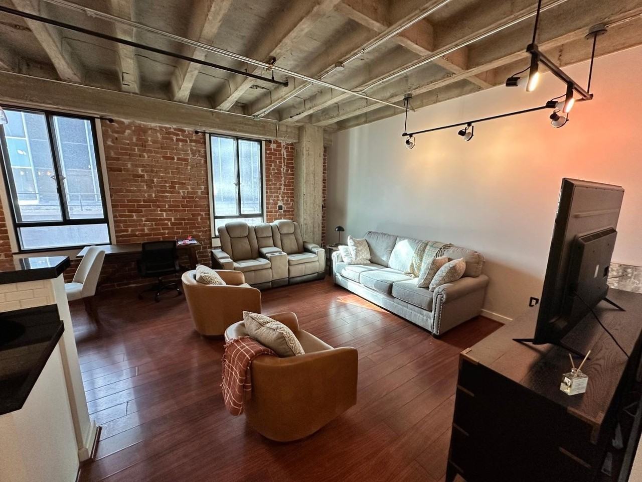 114 W Adams St #402