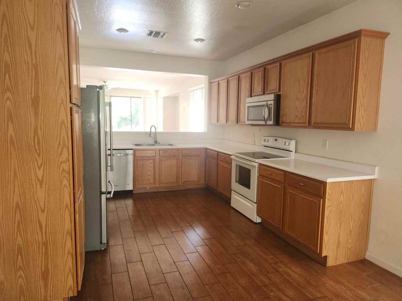 3317 W Thoreau Ln - Photo 4 of 18
