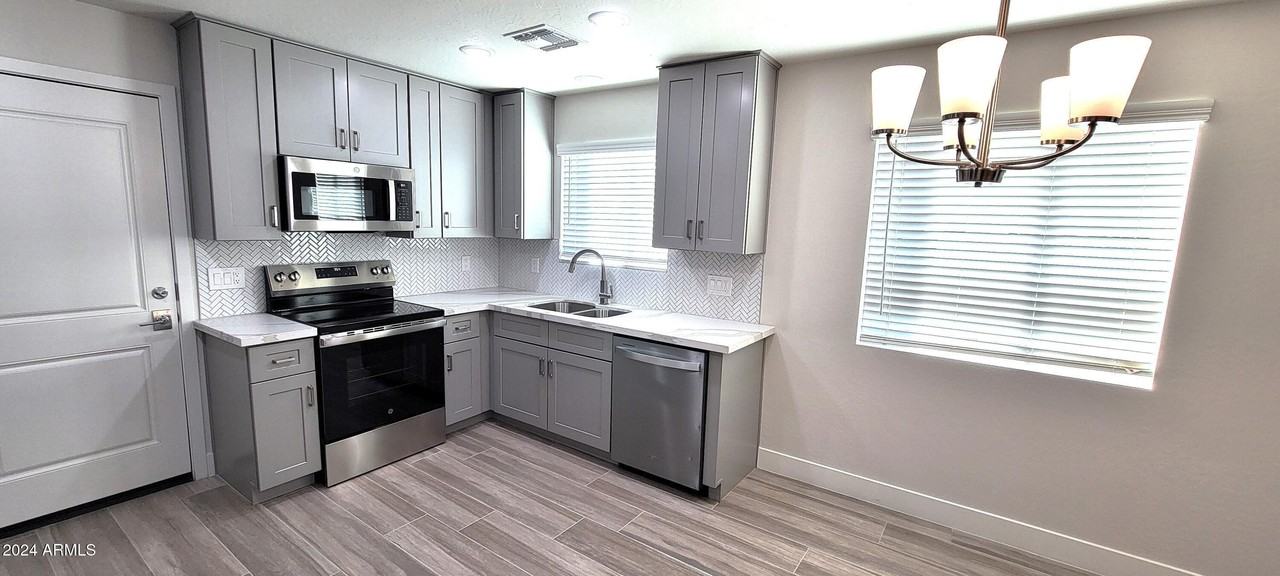 1107 N Wedgewood Dr - Photo 2 of 18