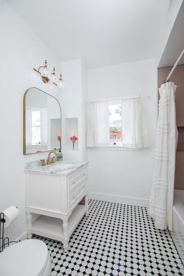 117 W Glenrosa Ave - Photo 2 of 7