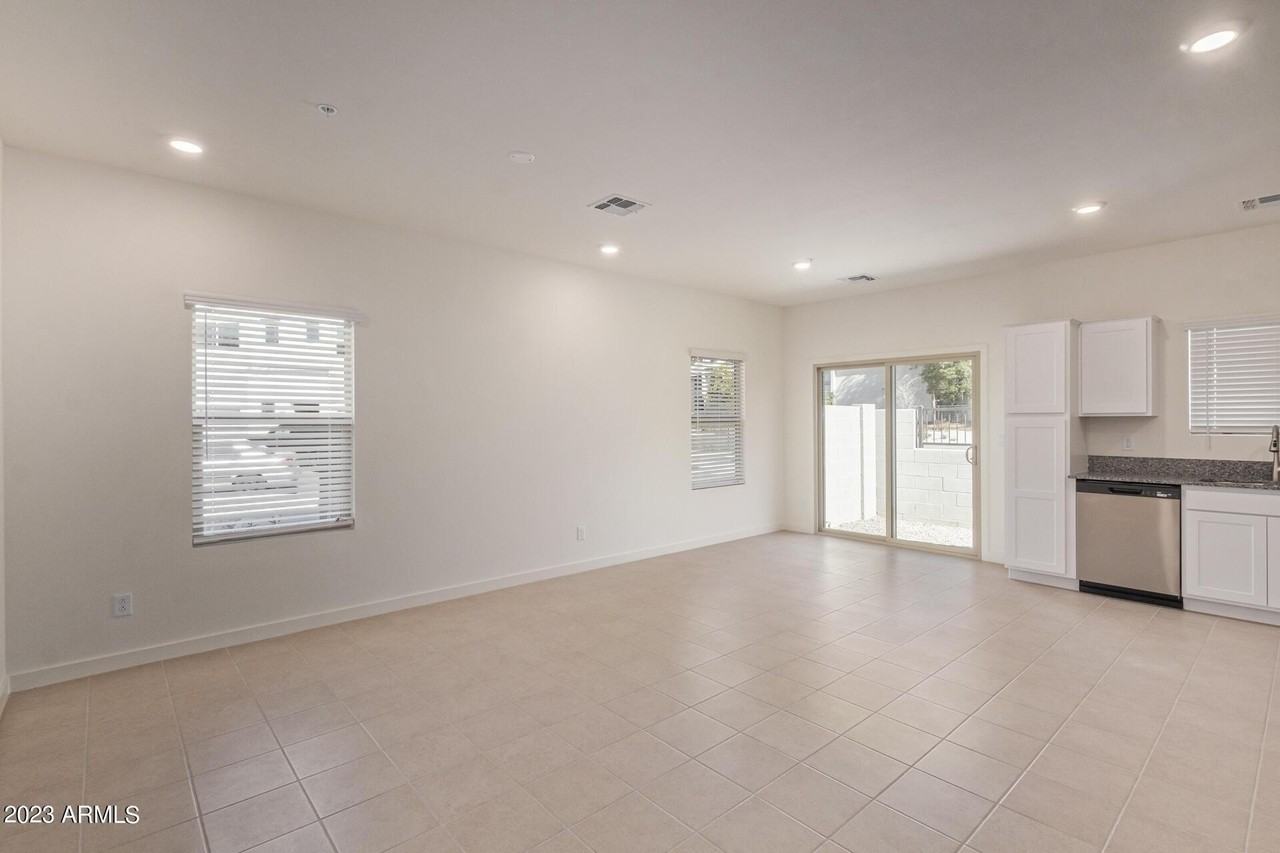 2280 W Laurie Ln - Photo 3 of 27
