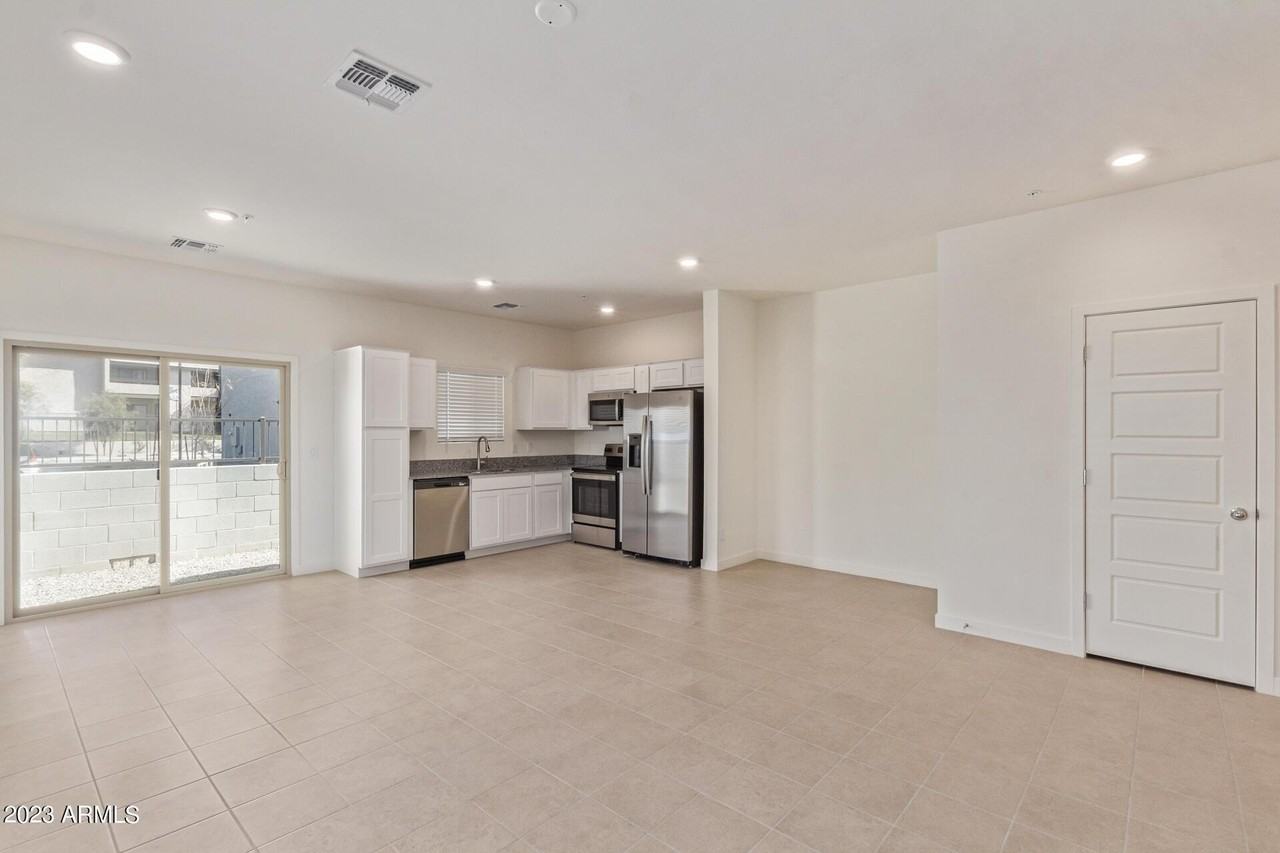 2280 W Laurie Ln - Photo 4 of 27