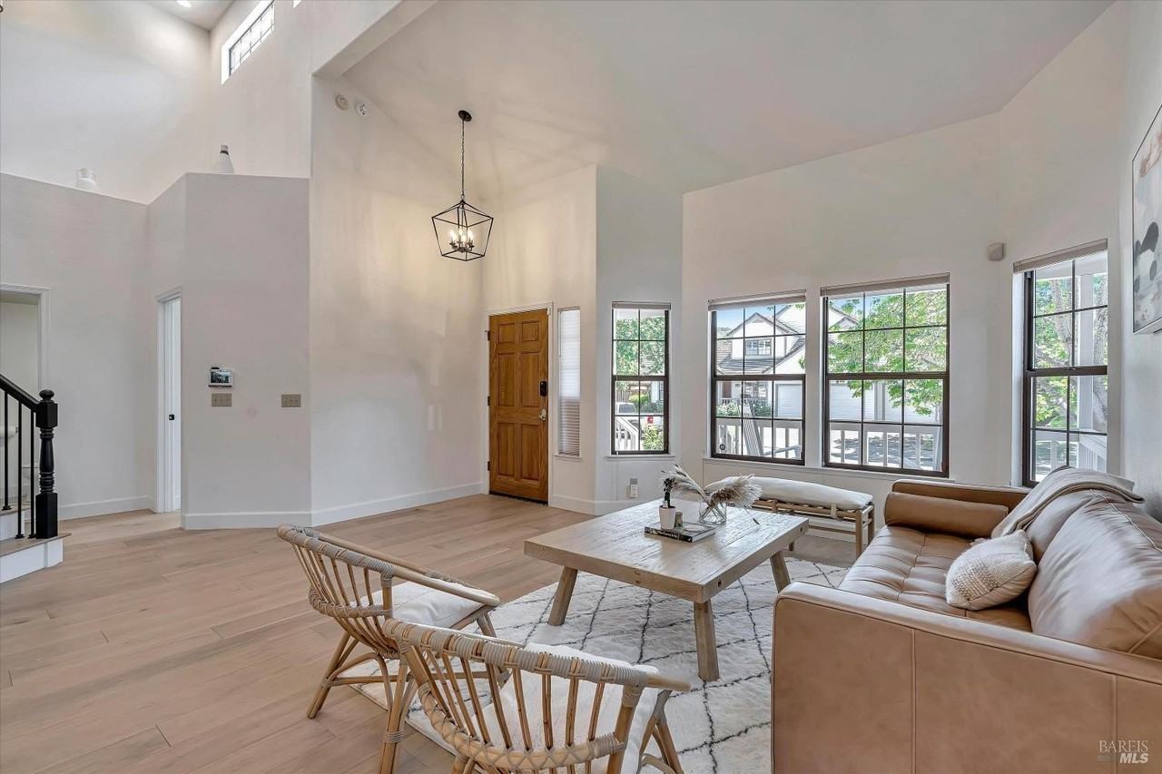 133 Madrid Way - Photo 5 of 47