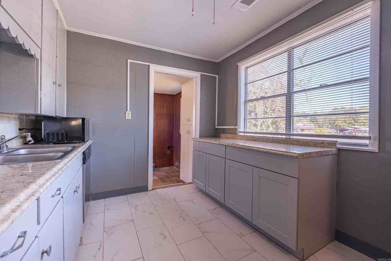 1310 E North St - Photo 7 of 23