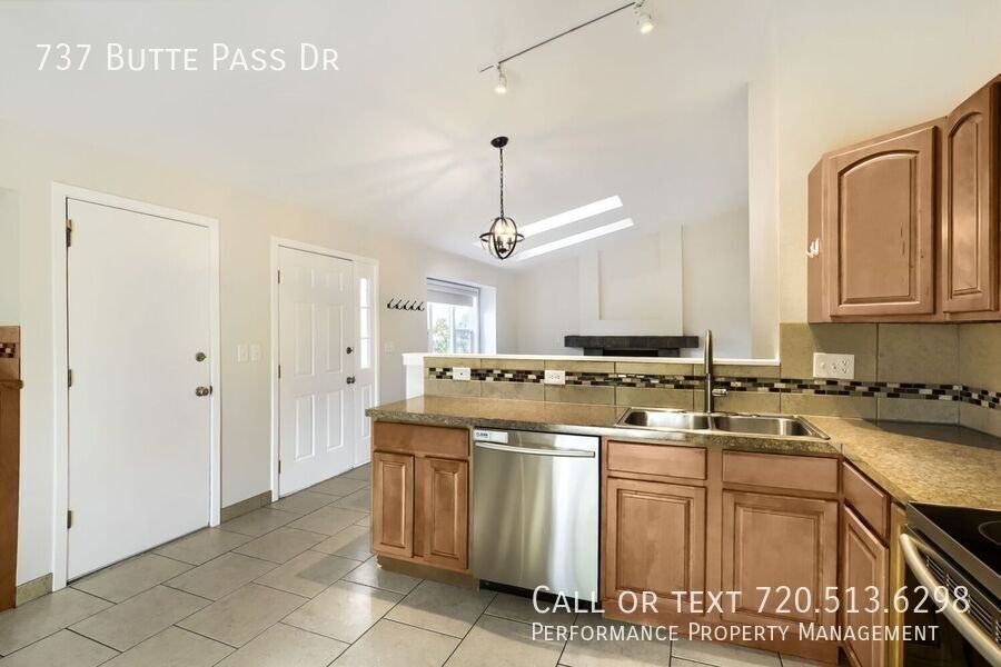 737 Butte Pass Dr - Photo 6 of 17