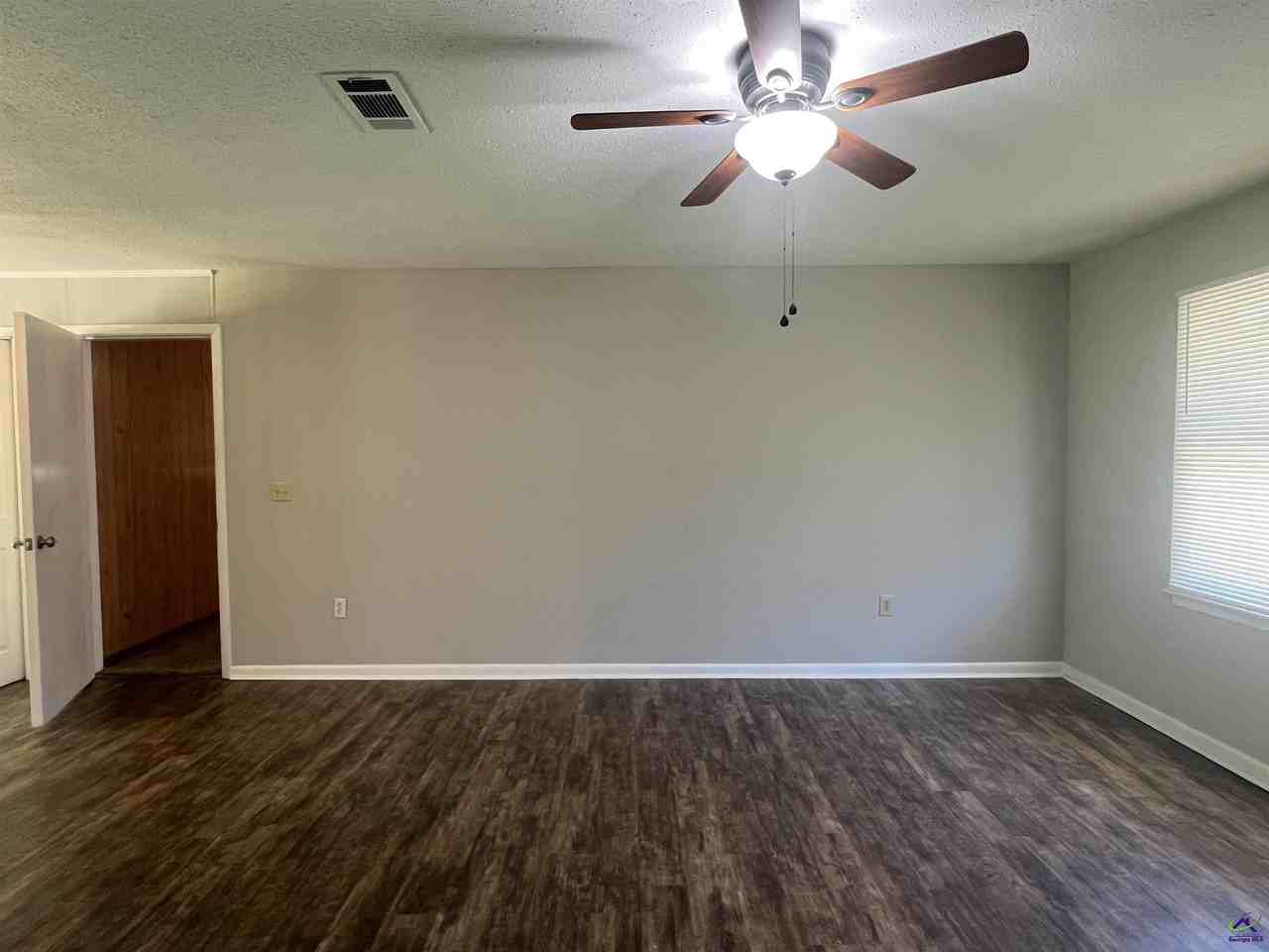 211 Laverne Dr - Photo 4 of 28