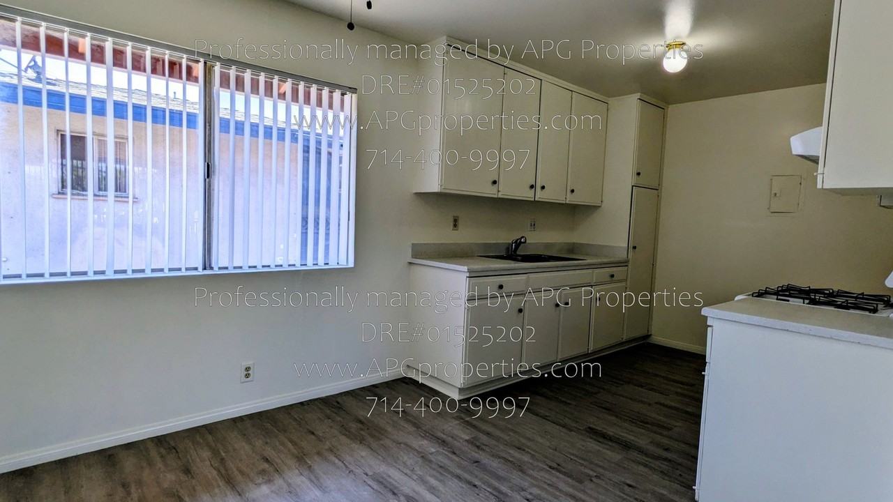1810 W Greenleaf Ave #3 - Photo 7 of 29