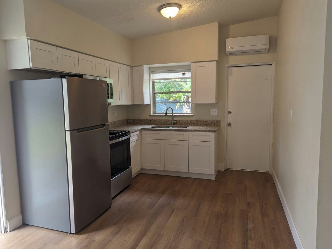1123 South Lee Avenue, Unit rear - Photo 2 of 8