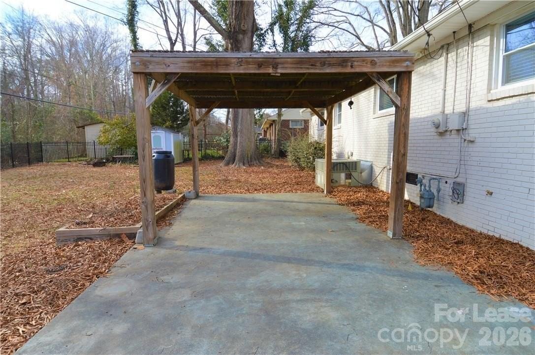 1020 Montford Dr - Photo 2 of 23