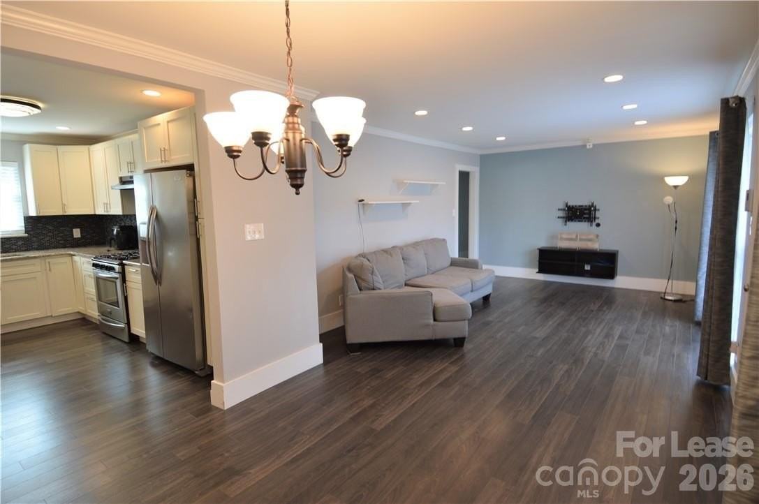 1020 Montford Dr - Photo 3 of 23