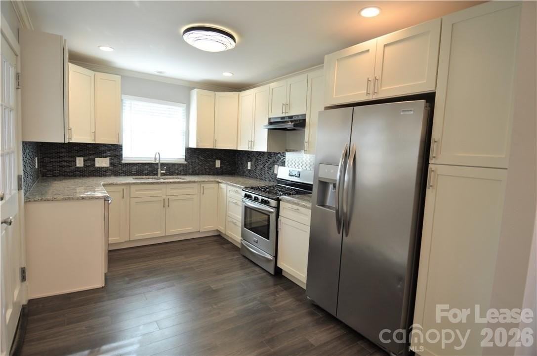 1020 Montford Dr - Photo 4 of 23