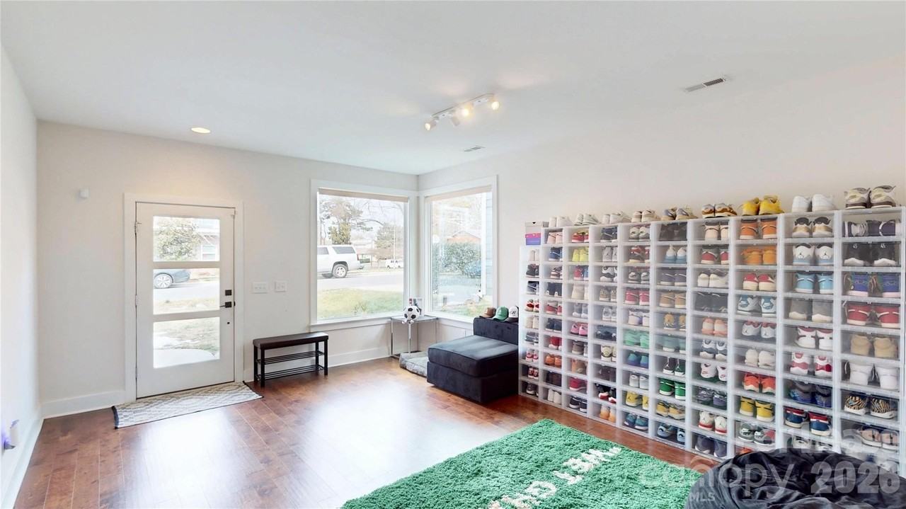 1220 Lomax Ave - Photo 5 of 47