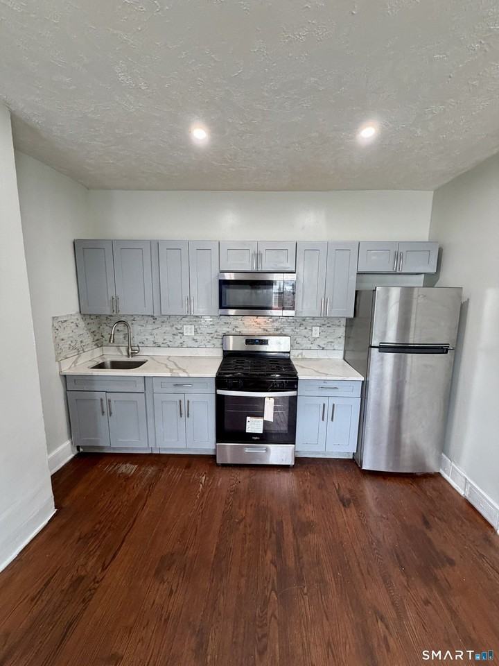139 Poplar St - Photo 2 of 32