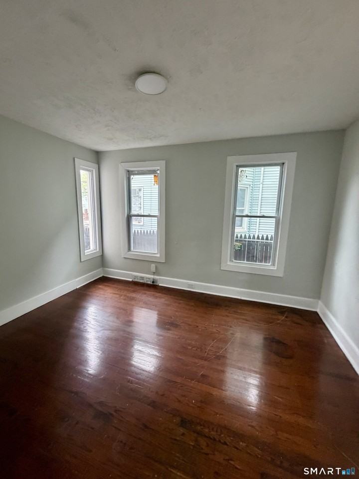 139 Poplar St - Photo 5 of 32