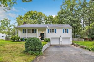featured image of 4 Cranbury Woods Rd