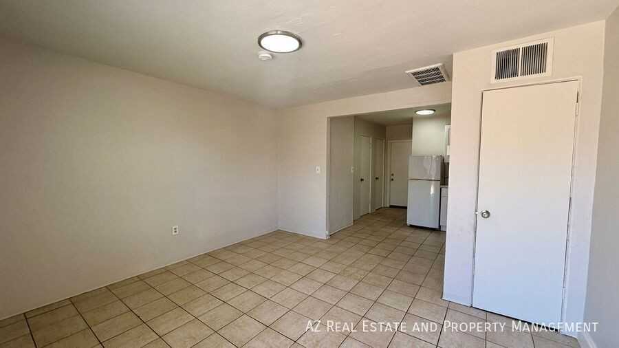 1405 W Clarendon Ave #2 - Photo 3 of 17