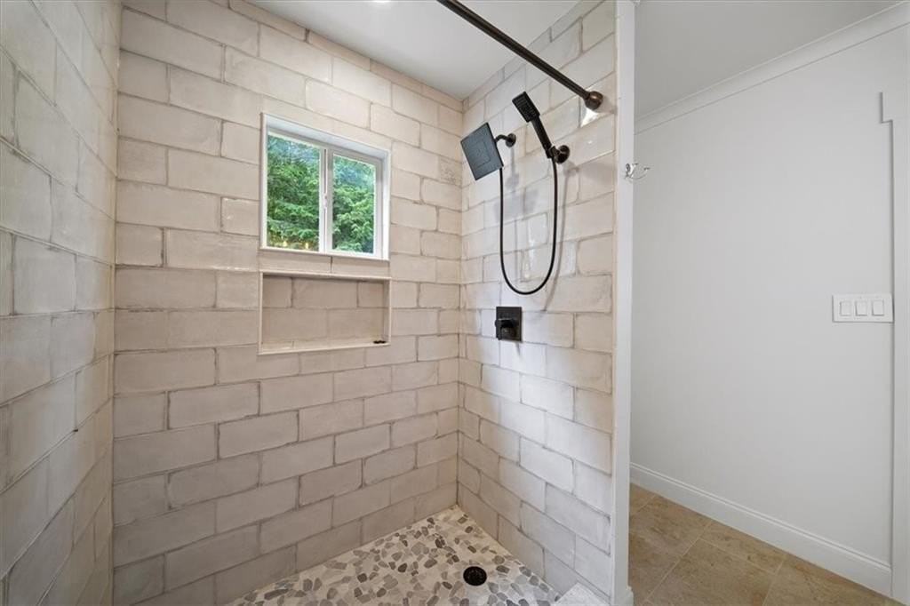 1060 Regent St Sw - Photo 6 of 39