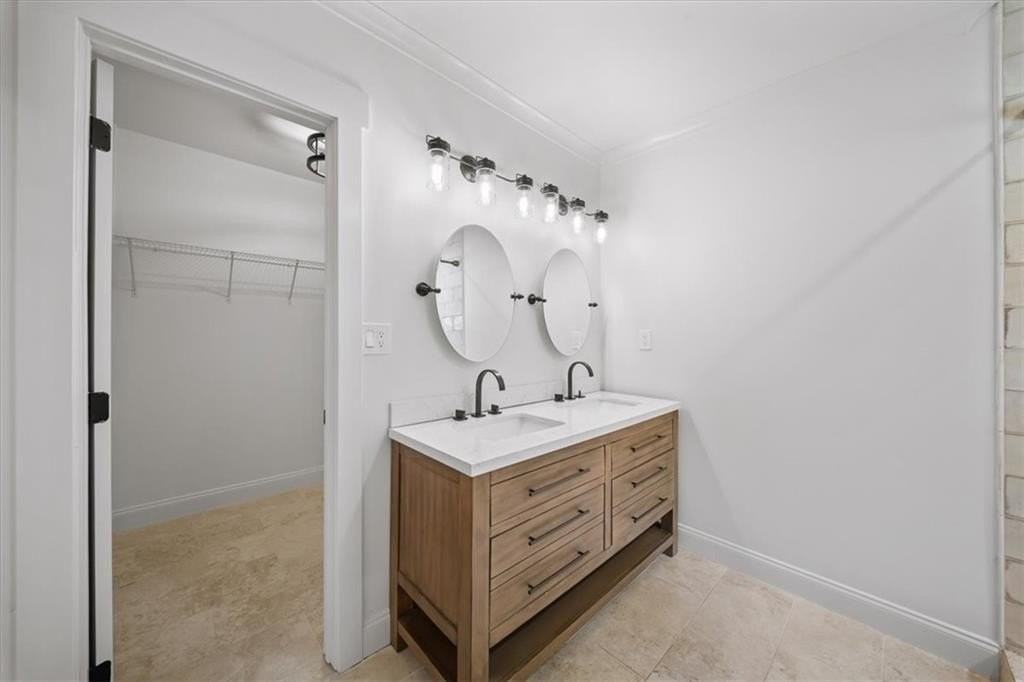 1060 Regent St Sw - Photo 7 of 39