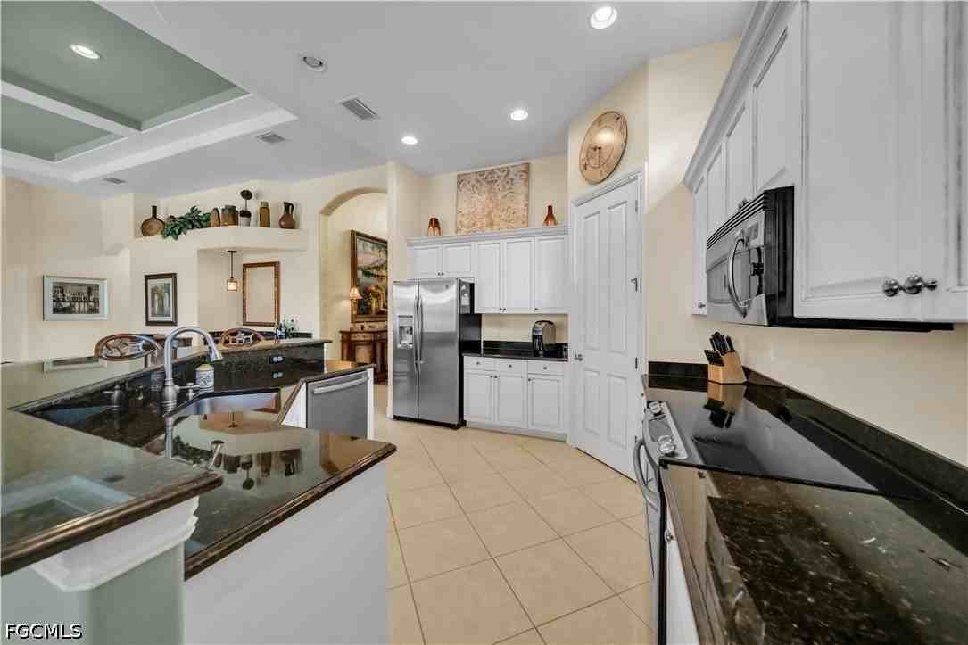 7672 Sussex Ct - Photo 6 of 23
