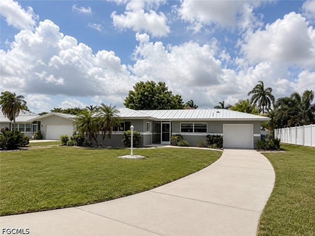 912 Dolphin Dr - Photo 3 of 22