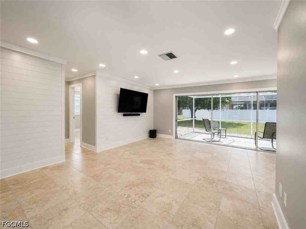 912 Dolphin Dr - Photo 4 of 22