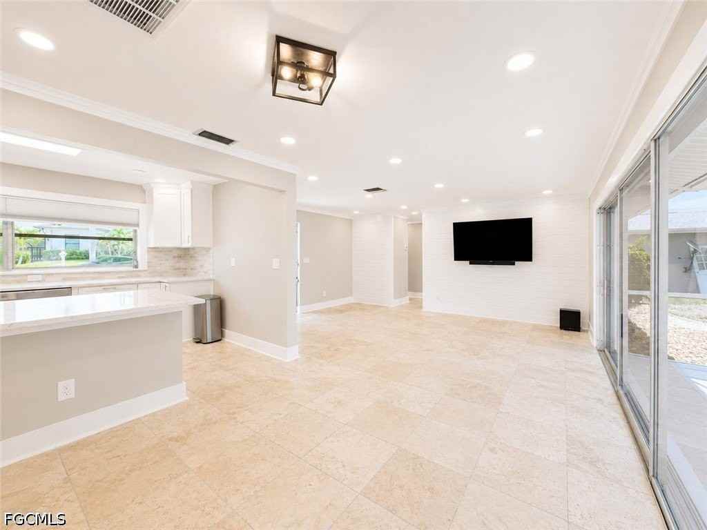 912 Dolphin Dr - Photo 6 of 22