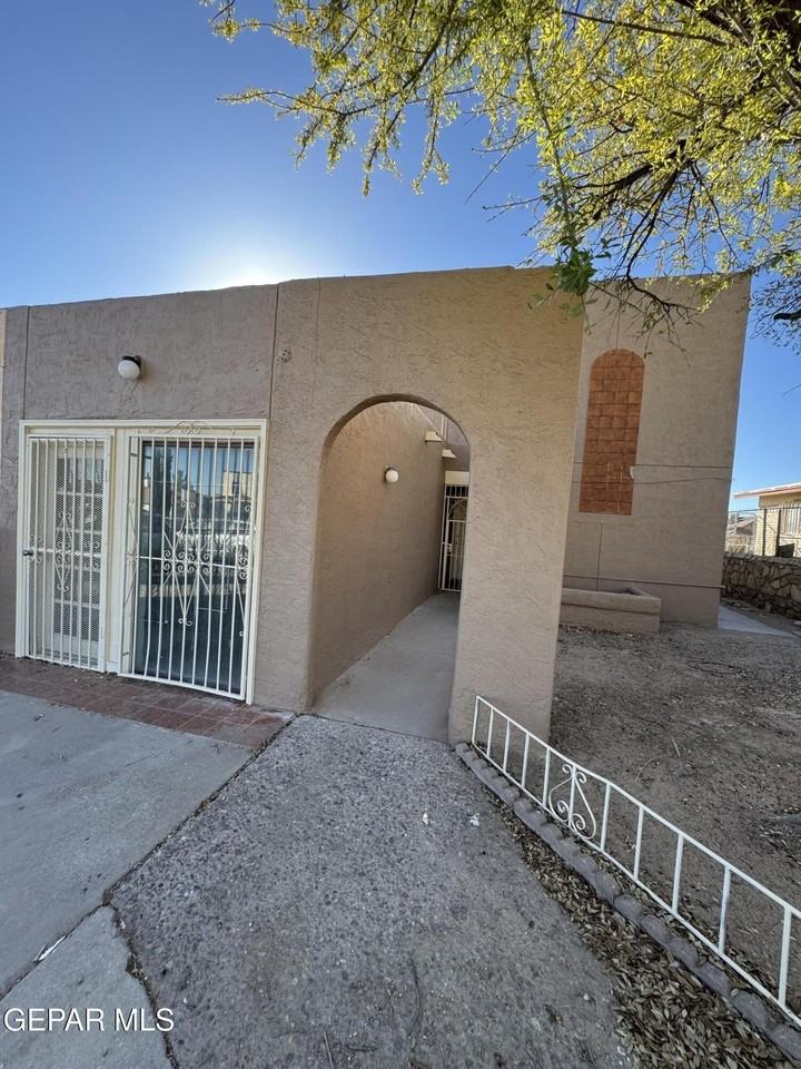 943 Montera Rd - Photo 2 of 18