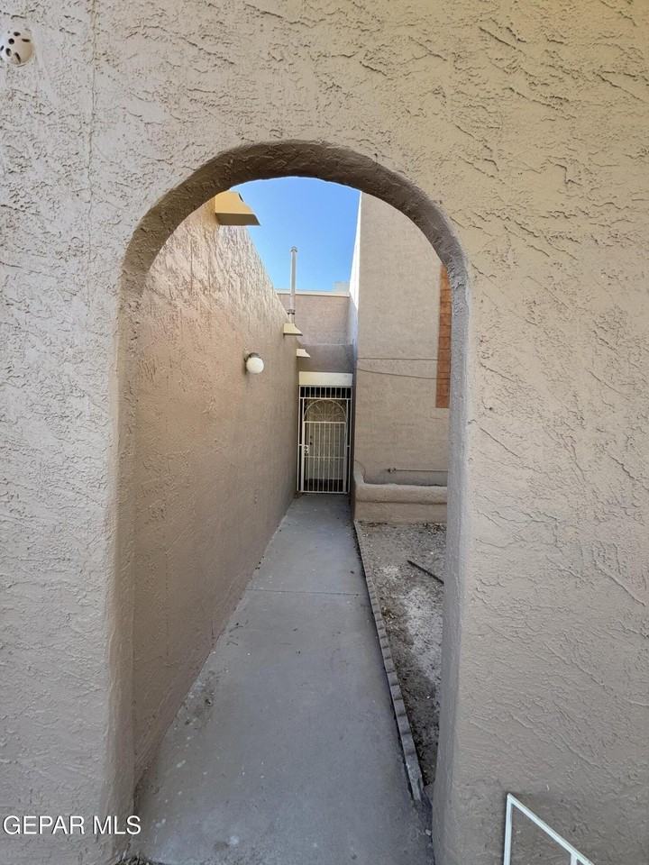 943 Montera Rd - Photo 4 of 18