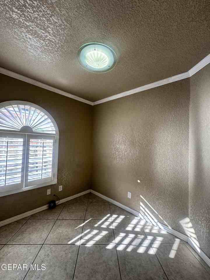 7409 Edgemere Blvd - Photo 5 of 50