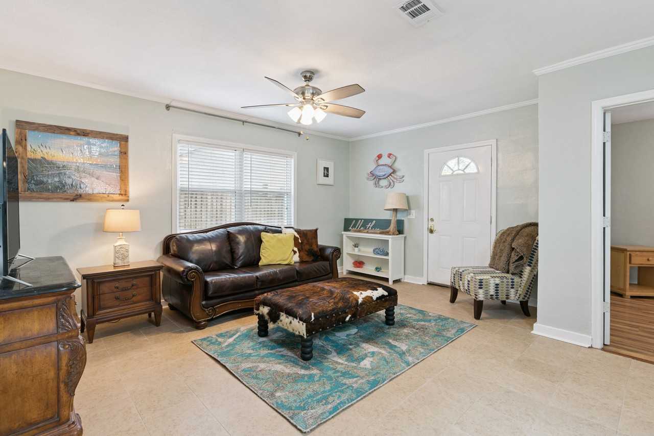 324 Pine St - Photo 4 of 15