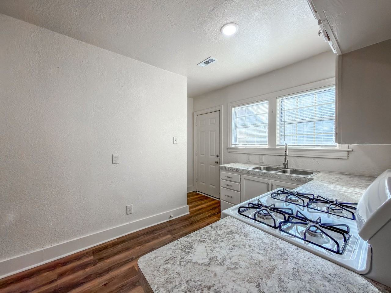 1009 S 25th St - Photo 5 of 15