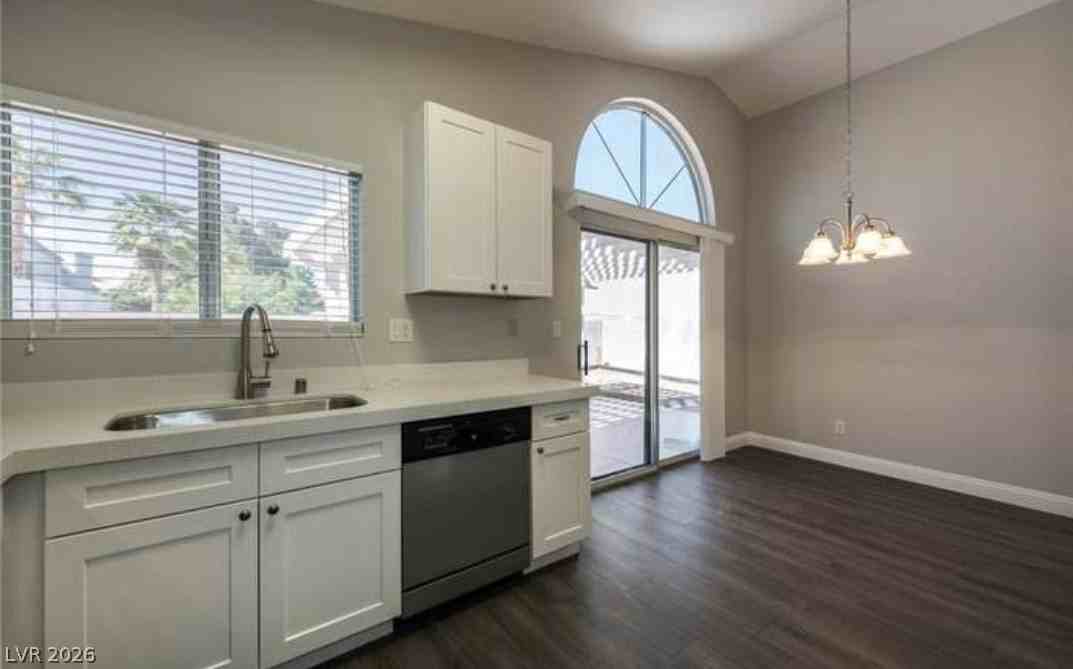 1012 Holliston Cir - Photo 4 of 11