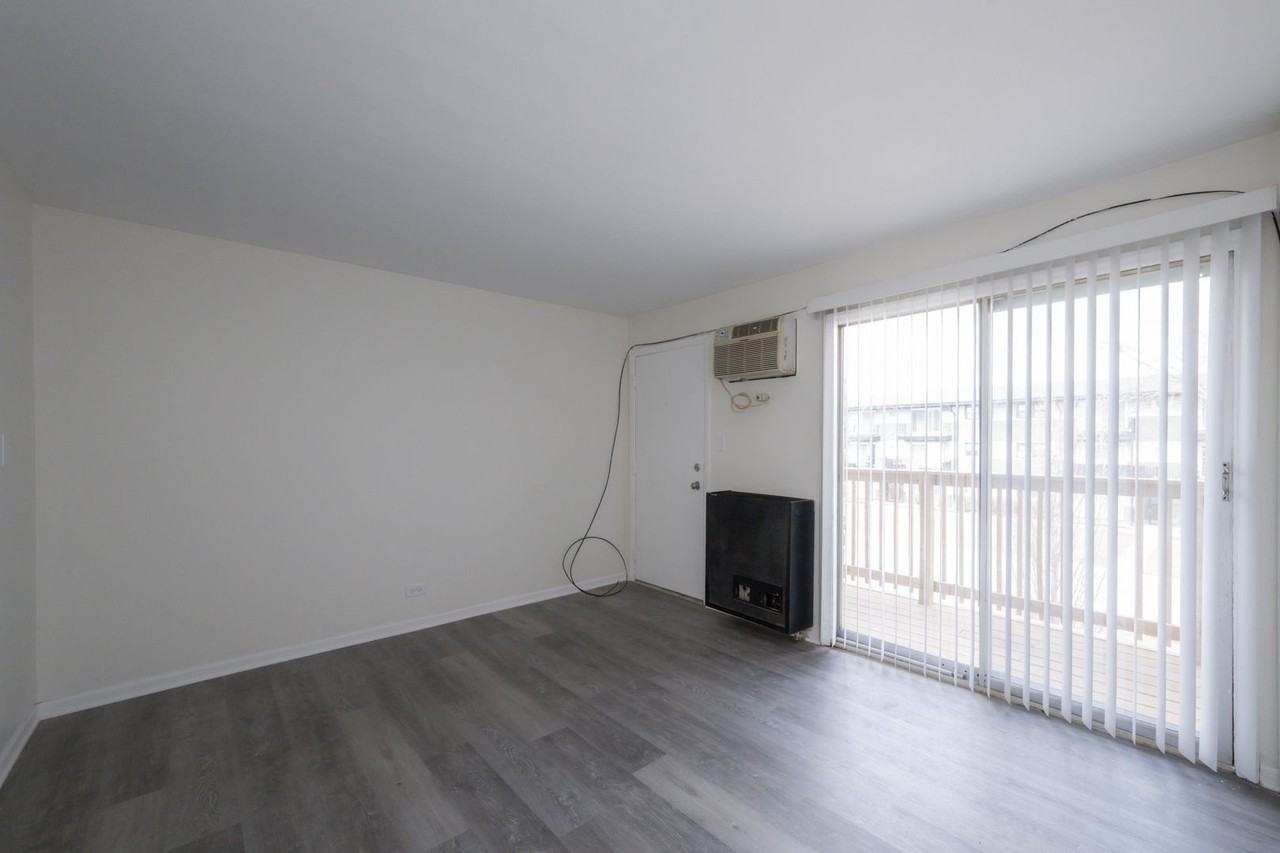 15301 Knox Ave Apt 16 - Photo 5 of 10