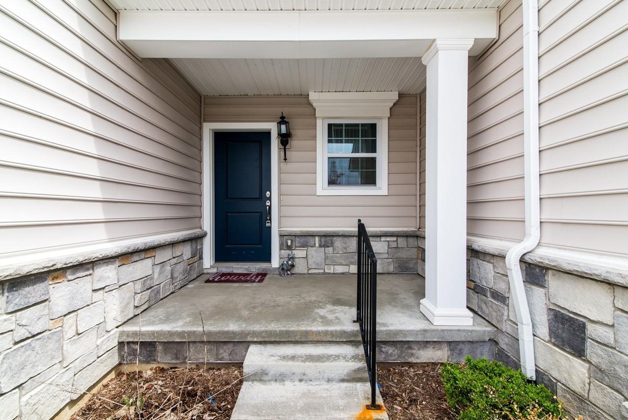 2544 Oxford Cir - Photo 2 of 41