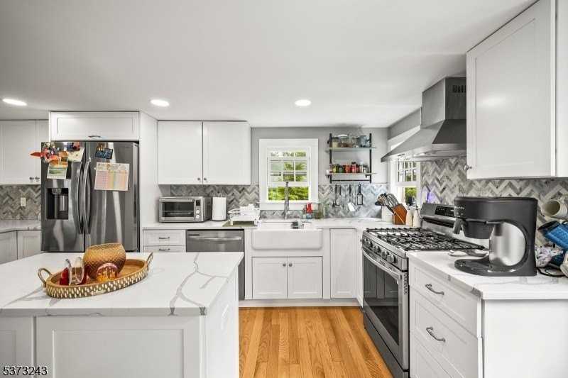 923 Central Ave - Photo 7 of 38